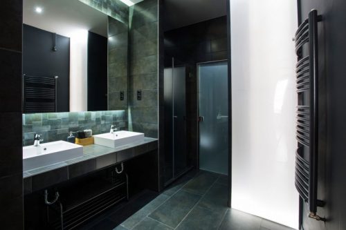 Sfeervolle donkergrijze badkamer