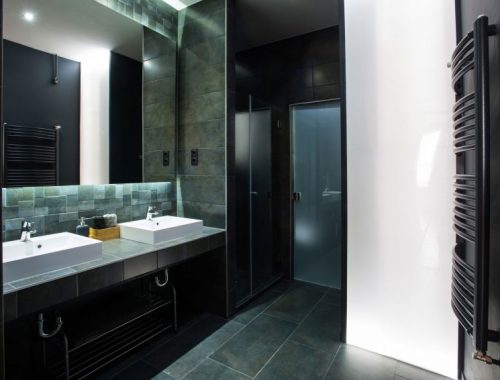 Sfeervolle donkergrijze badkamer