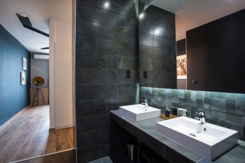 Sfeervolle donkergrijze badkamer