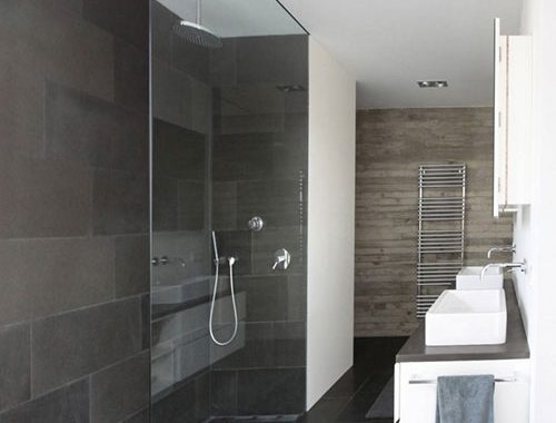 Simpele badkamer met strakke afwerking
