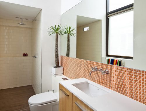 Smalle lange badkamer met hoog plafond