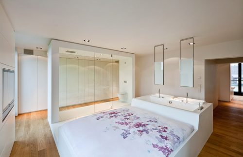 Smalle moderne badkamer in een slaapkamer