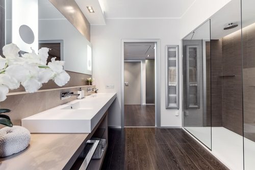 Spa badkamer met natuurlijke kleuren