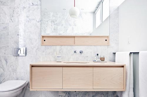 Stijlvolle badkamer met marmer, hout en beton