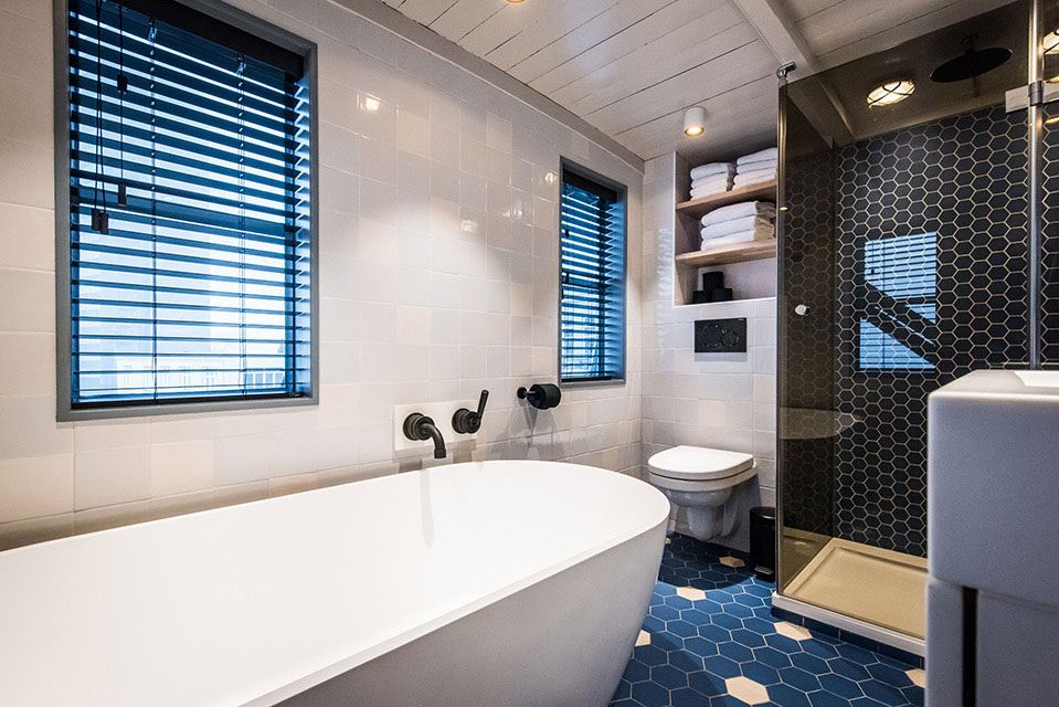 Stijlvolle badkamer van The YAYS Crane appartement