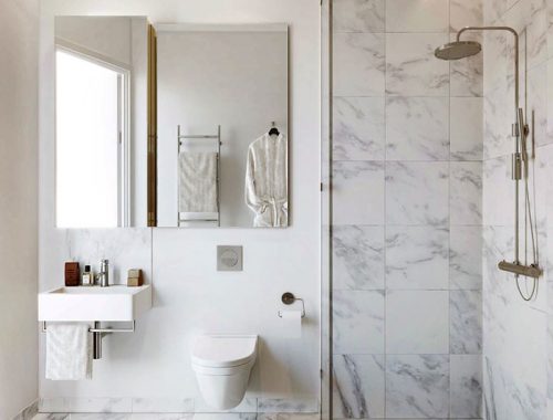 Stijlvolle badkamers van Scandinavisch appartementen complex