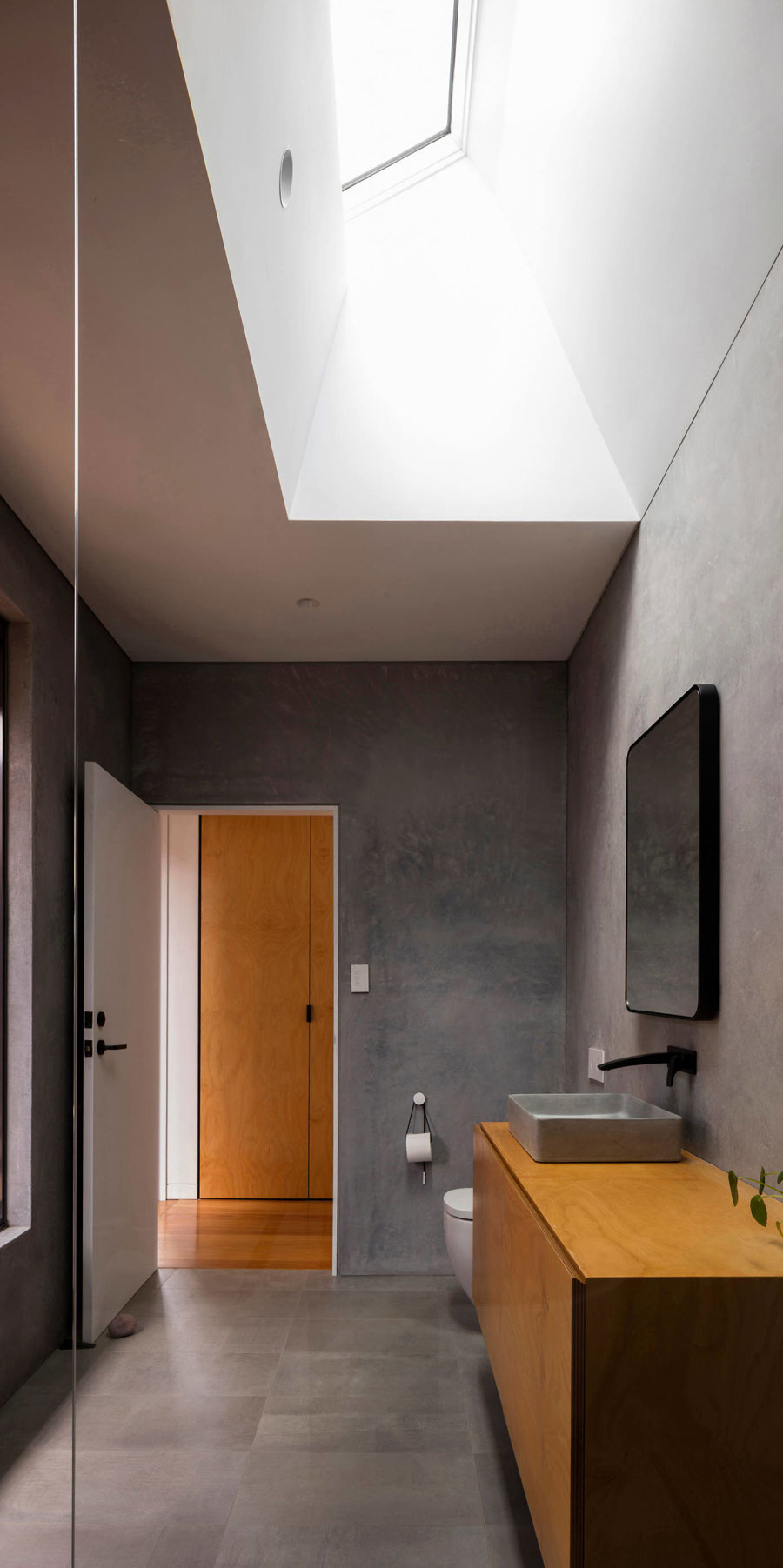 Stoere badkamer in moderne vrijstaande villa