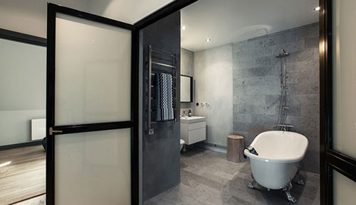 Stoere badkamer met klassiek vrijstaand bad