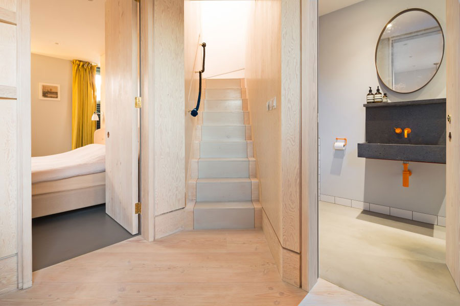 Stoere badkamer met gele accenten