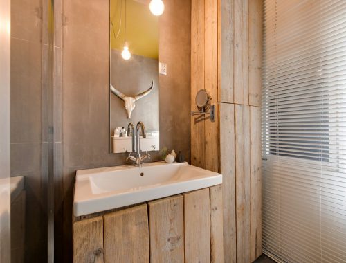 Stoere badkamer met steigerhouten kasten