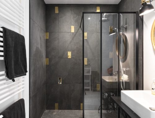 Stoere badkamer met zwart, wit en goud