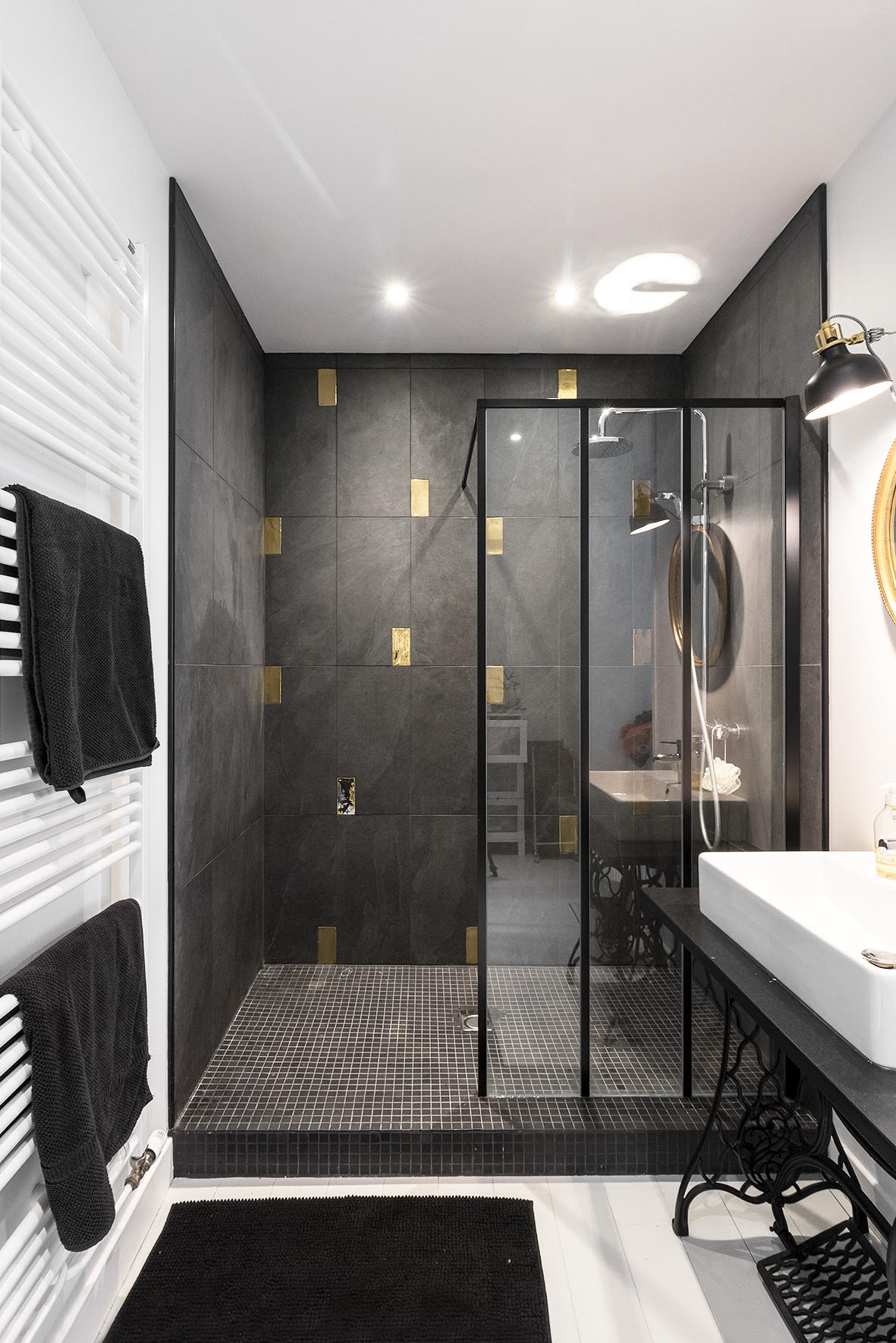 Stoere badkamer met zwart, wit en - Badkamers voorbeelden