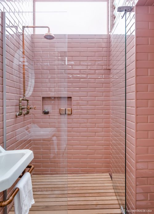 Stoere badkamer met roze metrotegels