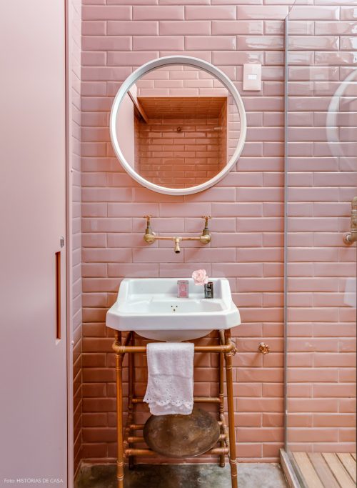 Stoere badkamer met roze metrotegels