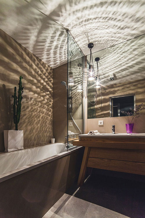 Stoere badkamer met sfeerverlichting