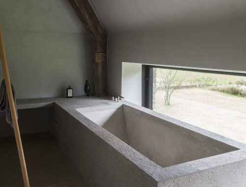 Stoere badkamer van een gerenoveerde woonboerderij