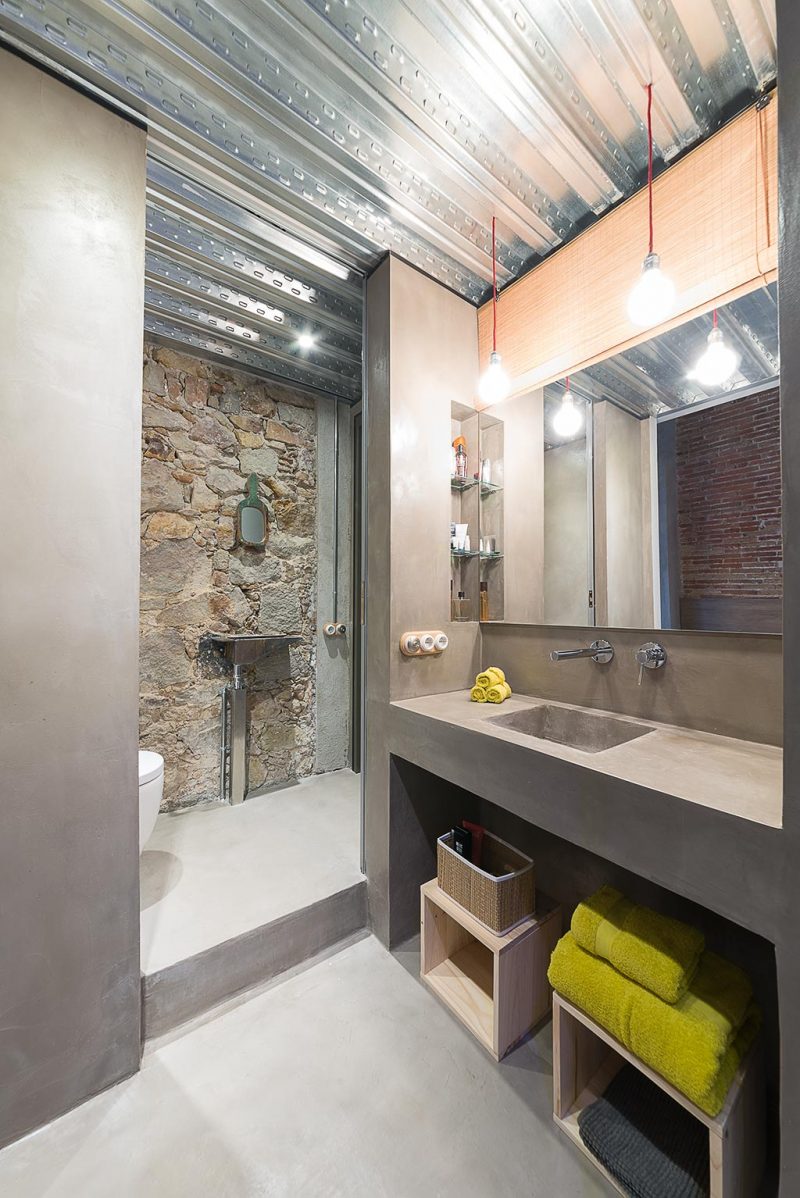 Stoere badkamers van een industrieel loft appartement uit Barcelona