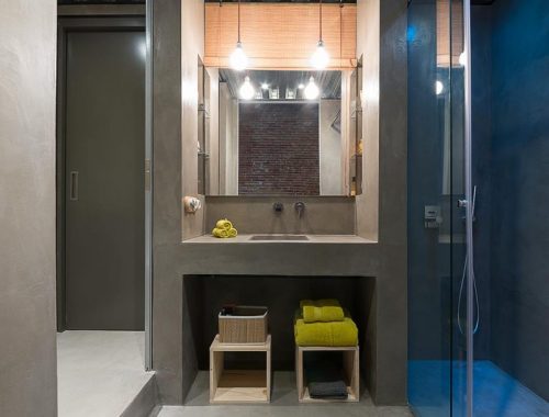 Stoere badkamers van een industrieel loft appartement uit Barcelona