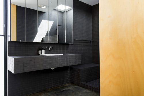 Stoere half open badkamer