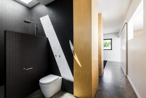 Stoere half open badkamer