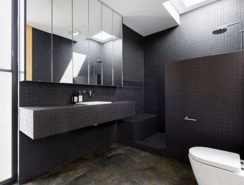 Stoere half open badkamer