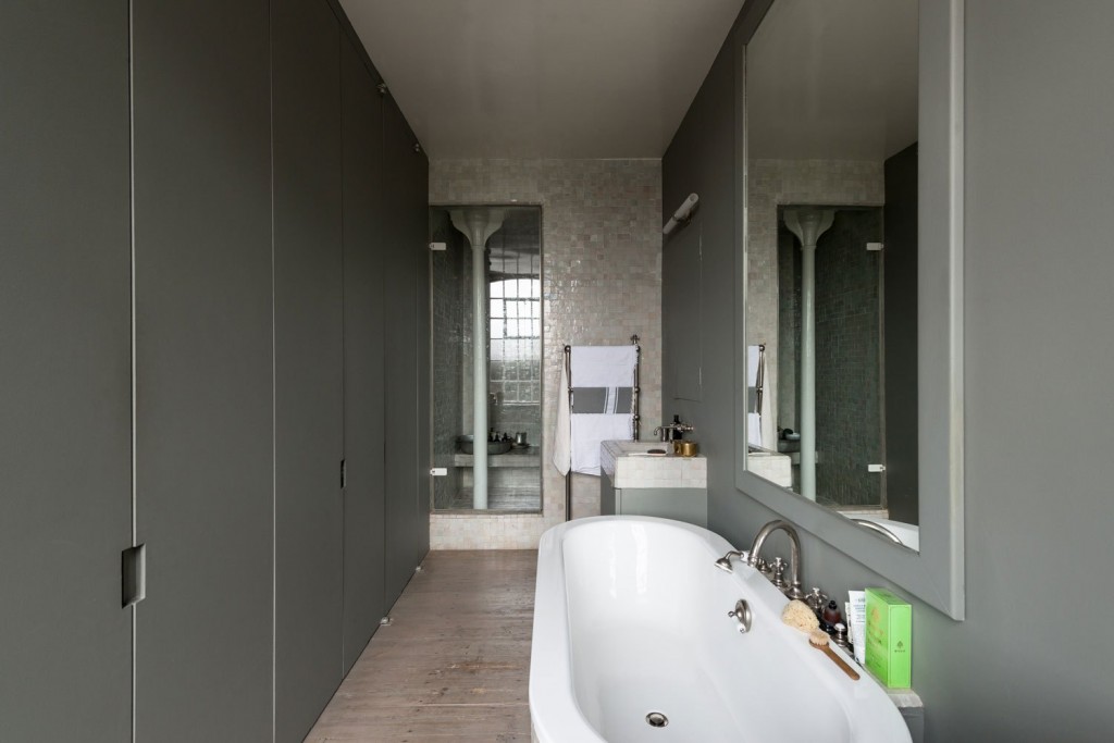 Stoere loft badkamer van Ilse Crawford