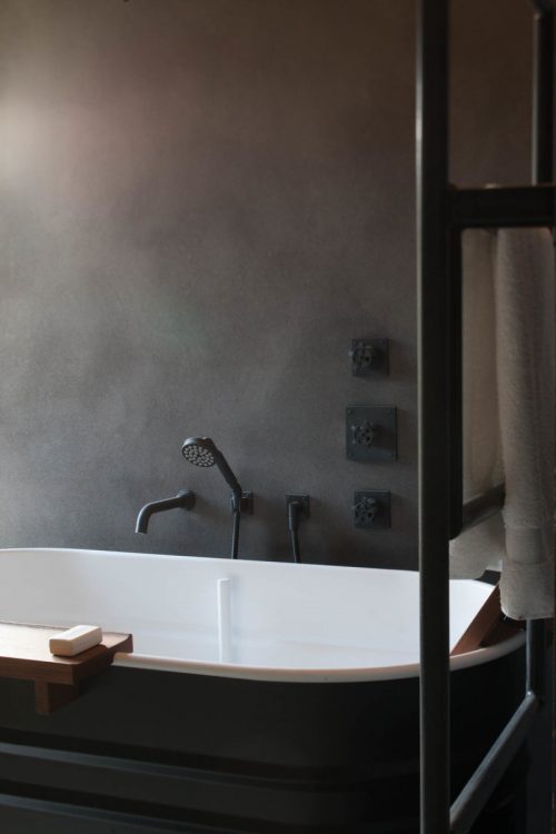 Stoere rustieke badkamer door architectenbureau Jem