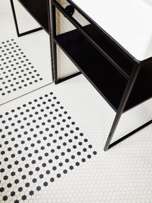 Stoere zwart wit badkamer uit Parijs