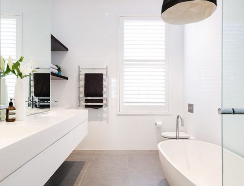 Strak ontwerp grote badkamer