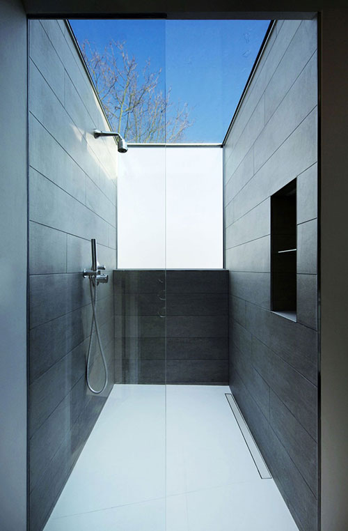 Strakke badkamer met dakraam boven inloopdouche