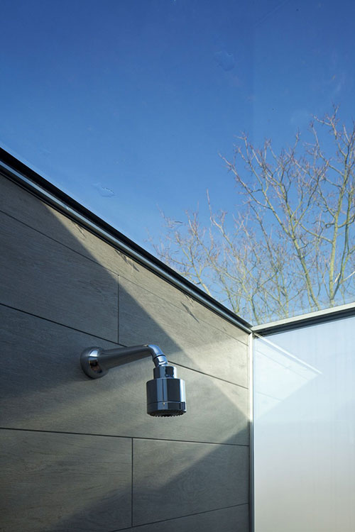 Strakke badkamer met dakraam boven inloopdouche