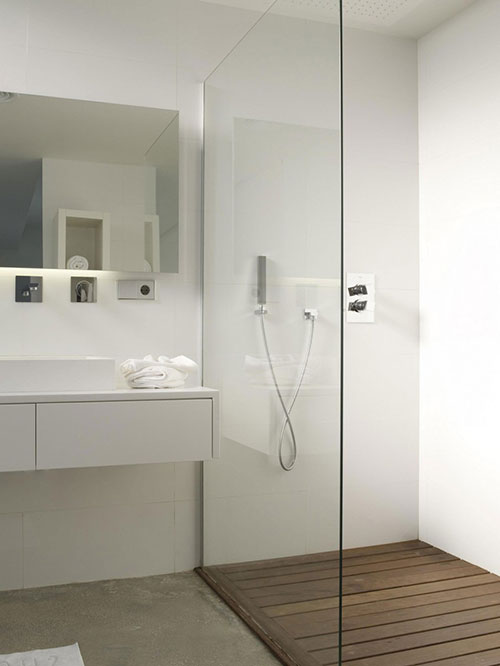 Strakke badkamer met inloopkast