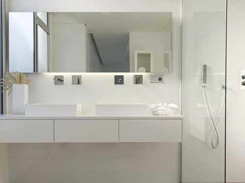 Strakke badkamer met inloopkast