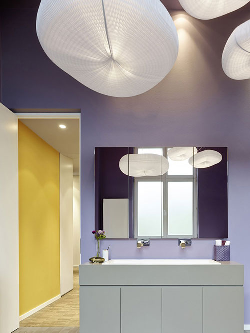 Strakke badkamer met paarse wanden