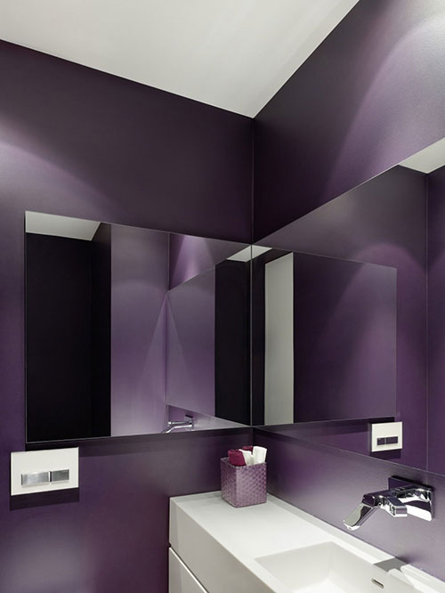Strakke badkamer met paarse wanden