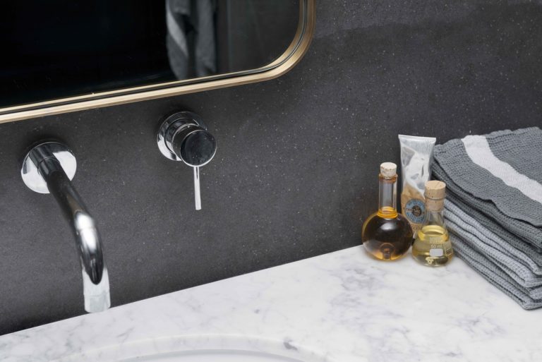 Strakke donkere design badkamer