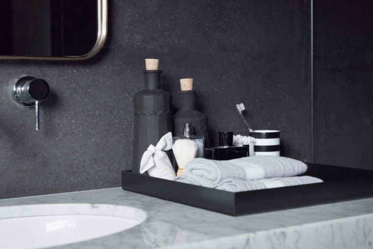 Strakke donkere design badkamer