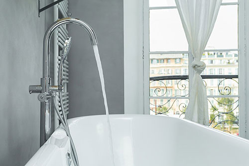 Strakke grijze badkamer met houten balken