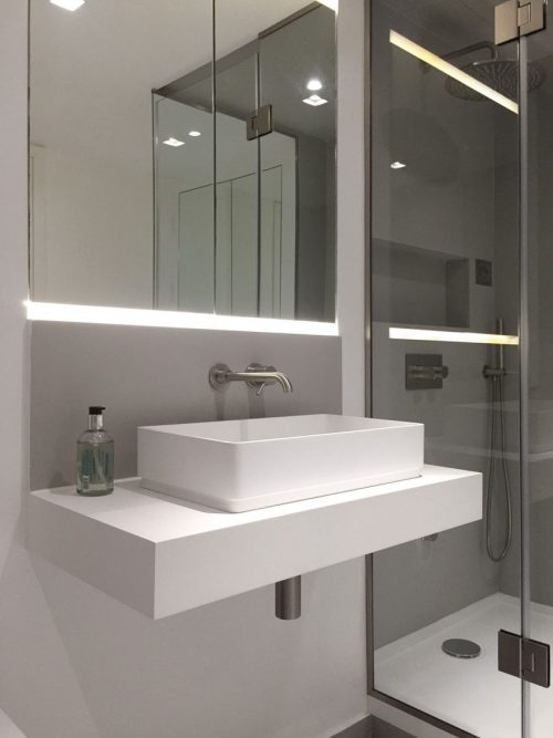 Strakke grijze badkamer met mooie patroontegels