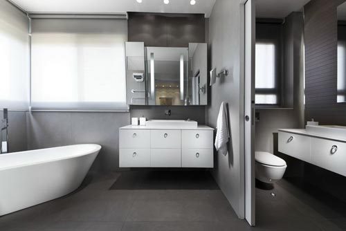 Strakke grijze badkamer in penthouse