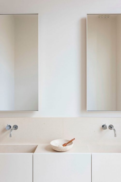 Strakke lichte moderne badkamer door interieurarchitect Hans Verstuyft