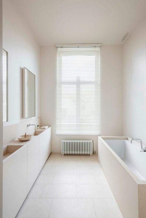 Strakke lichte moderne badkamer door interieurarchitect Hans Verstuyft