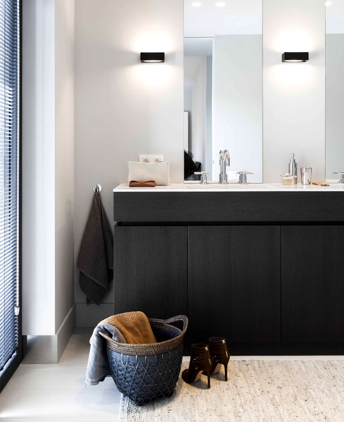 Strakke moderne badkamer door JUMA Architects