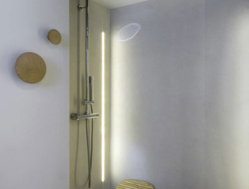Strakke, moderne en minimalistische badkamer in het Griekse Halkidiki