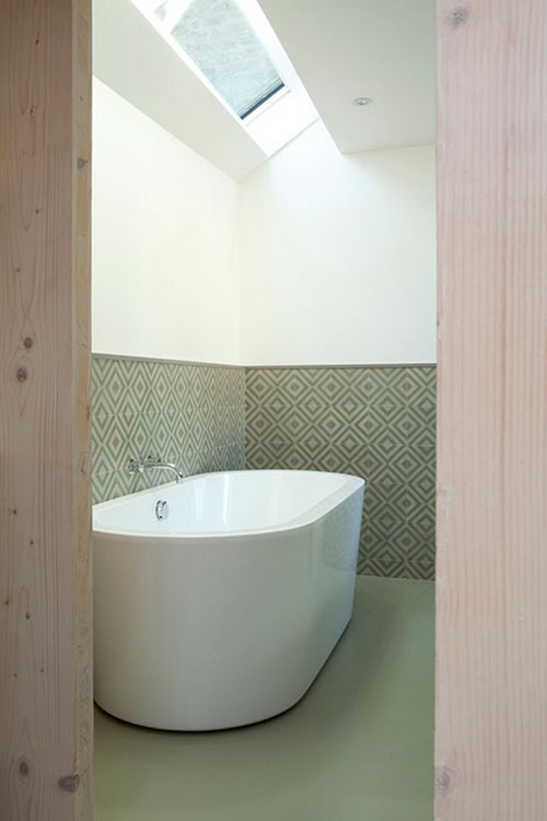 Strakke olijfgroene badkamer