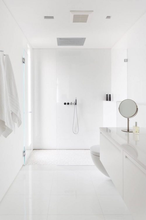 Strakke witte badkamer door [STRANG] Architecture