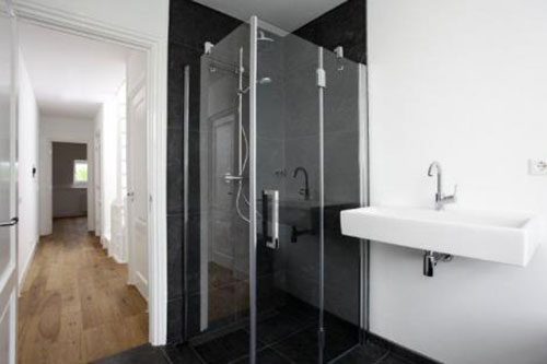 Strakke zwart witte badkamer