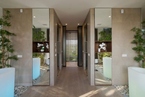 T-vormige badkamer met bamboetakken