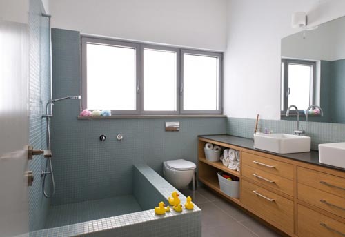 Twee frisse badkamers