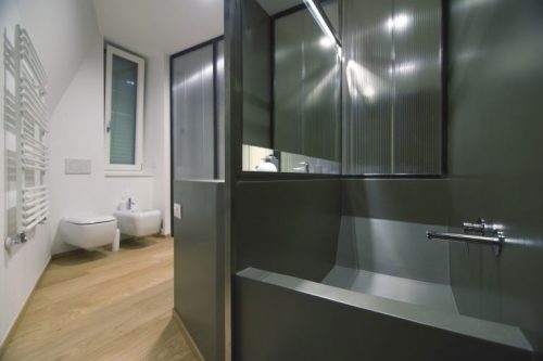 Verborgen ligbad in een stoere badkamer